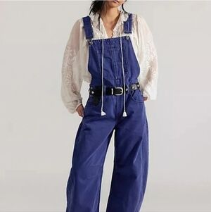 FREE PEOPLE GOOD LUCK BARREL OVERALLS